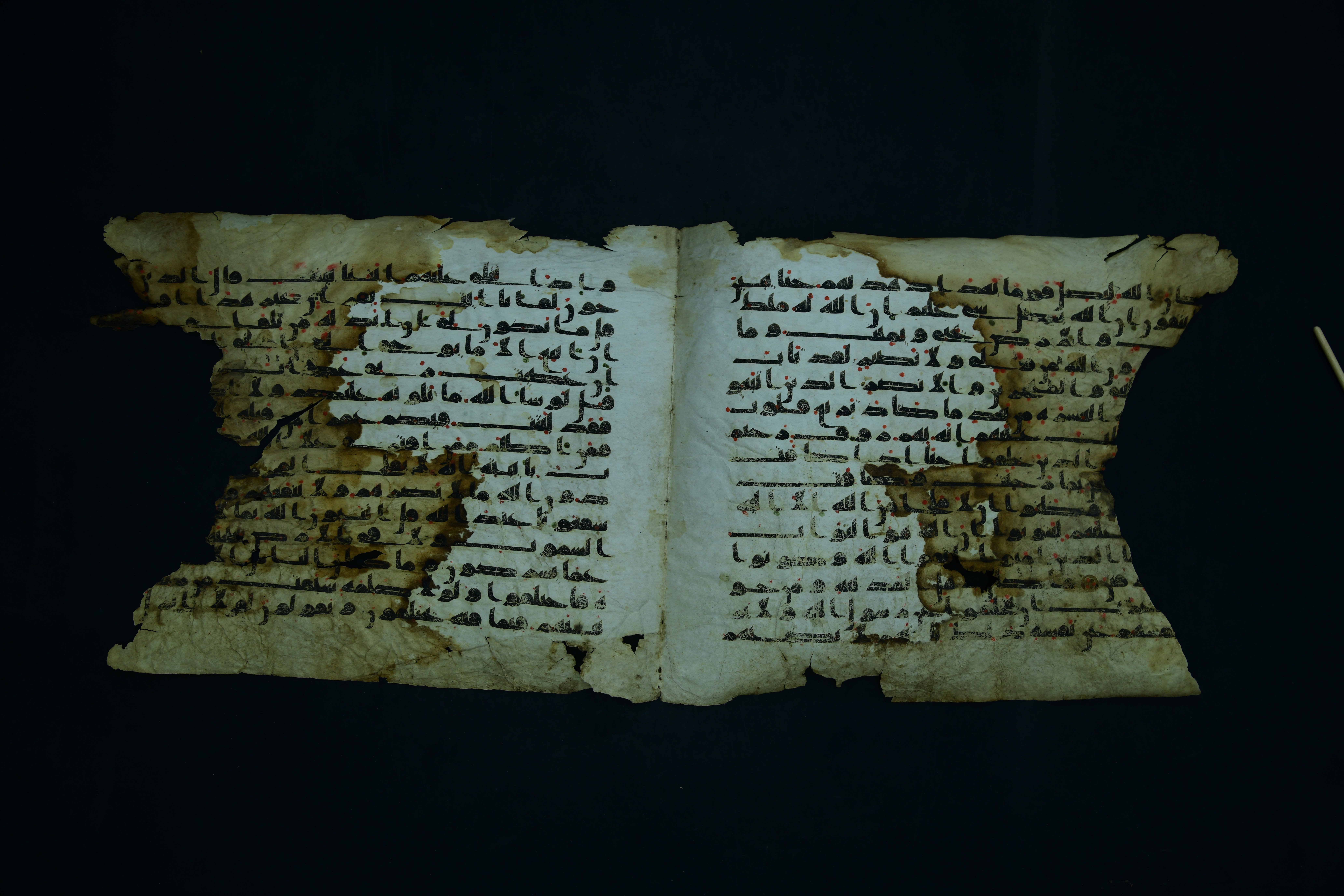 صورة رق كُتب بالخط الكوفي يعود تاريخه تقريباً إلى القرن الثالث الهجري (المصدر: وزارة الثقافة اليمنية)