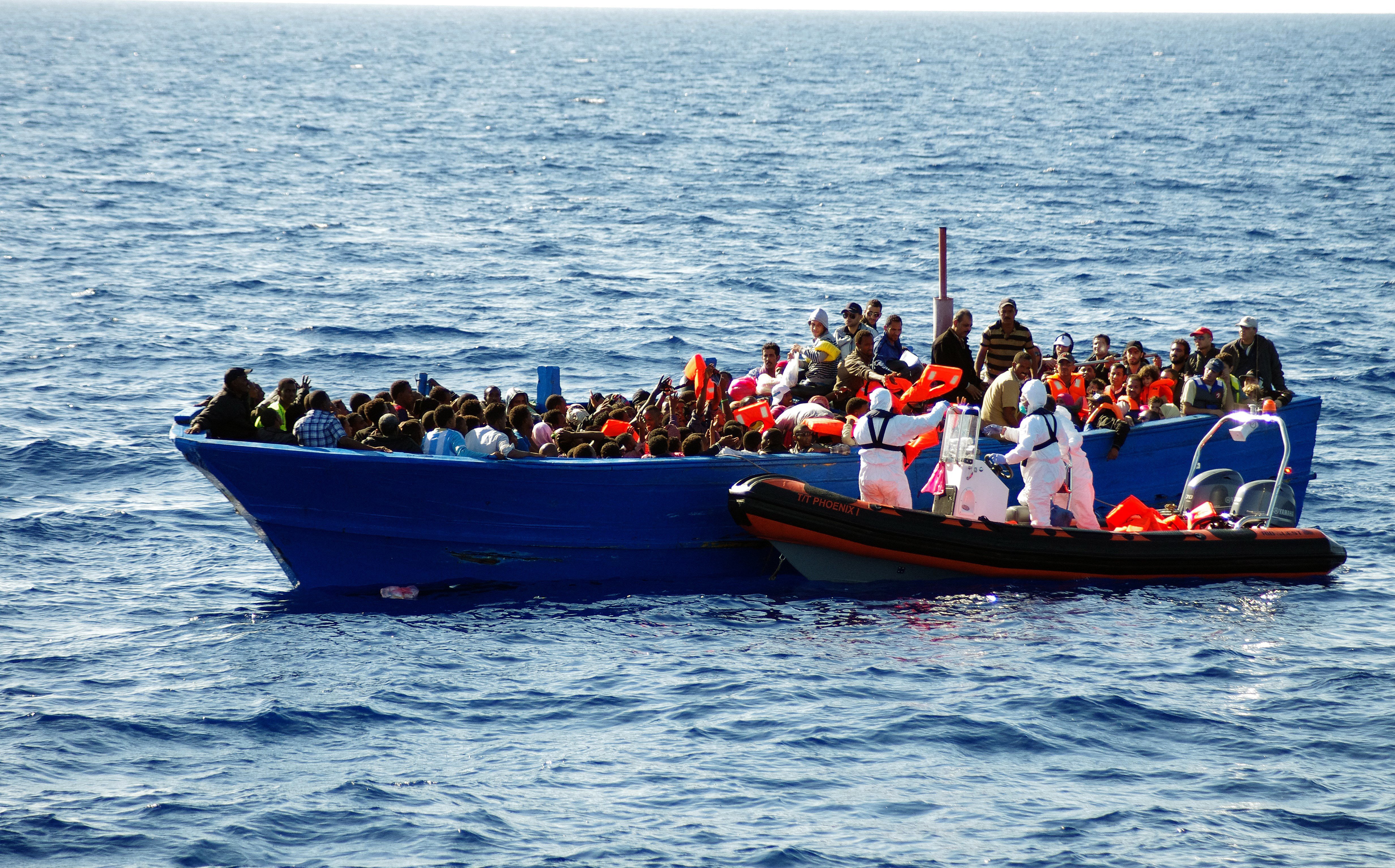 خفر السواحل التونسية أعلن إنقاذ 84 مهاجراً من حادثة غرق المركب.