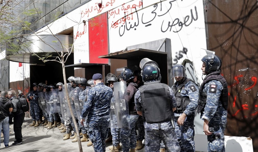 تظاهرات أمام بنك في بيروت 24 أذار/مارس 2023 (أ ف ب).