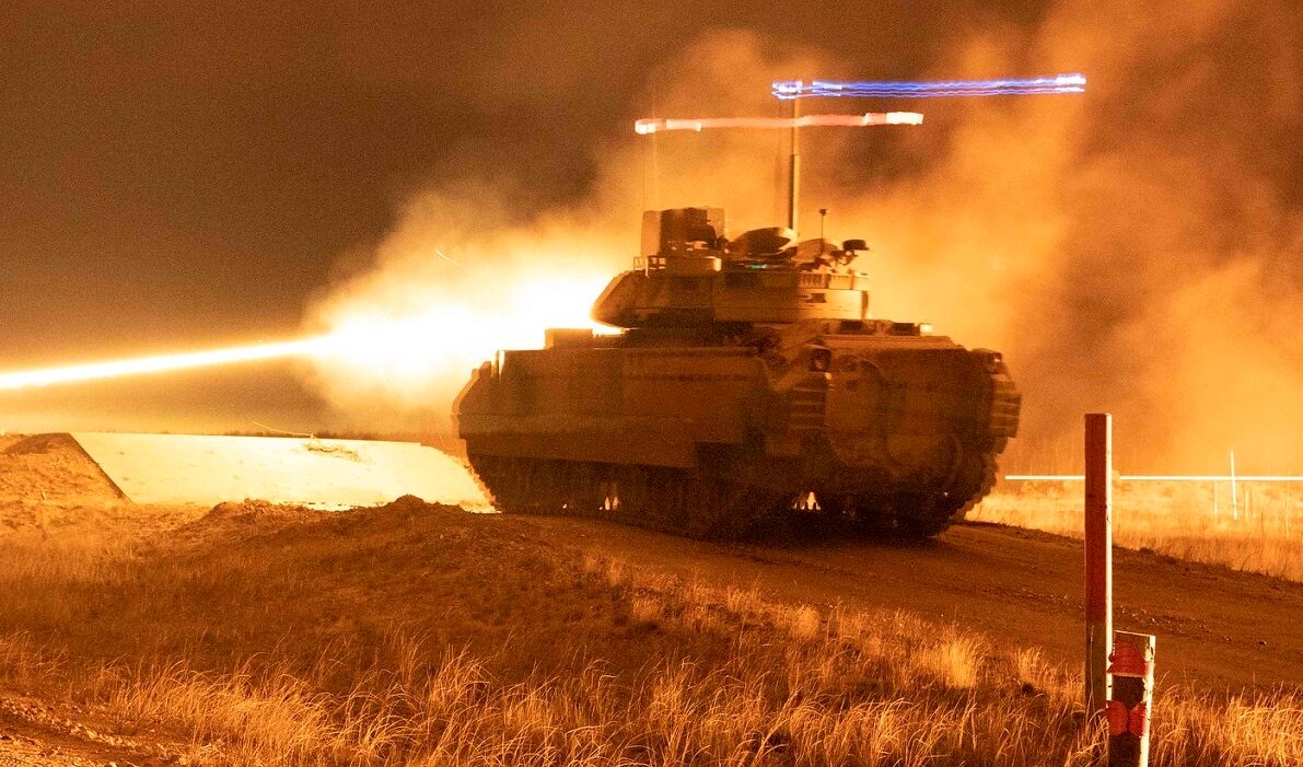 مركبة قتالية M2A3 خلال تمرين بالذخيرة الحية الليلية في لاتفيا (أرشيف).