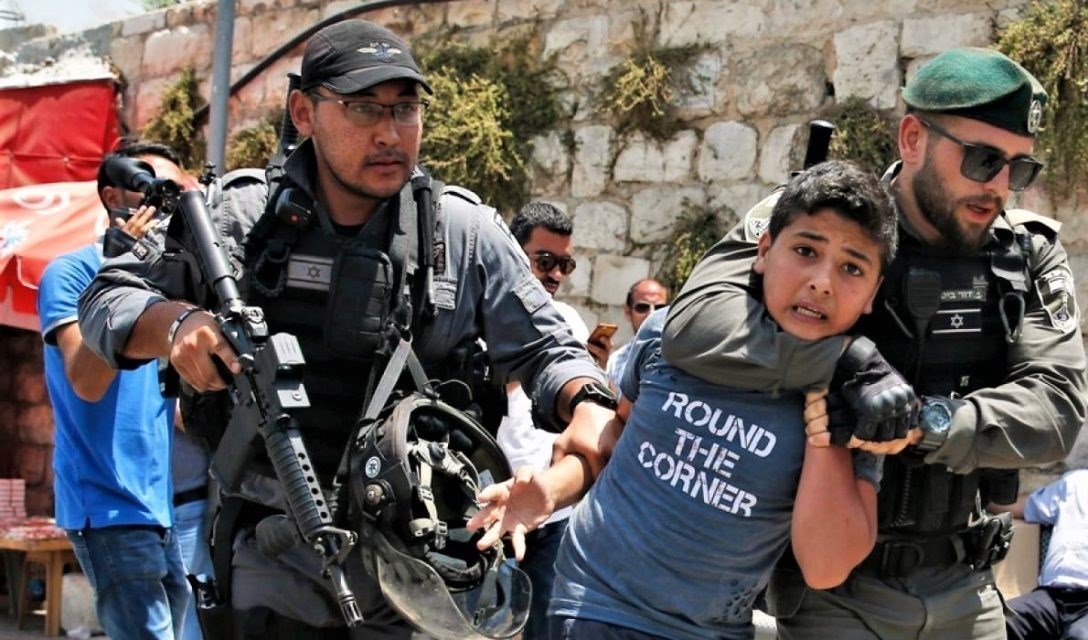 قوات الاحتلال تعتدي على طفل فلسطيني (أرشيف).