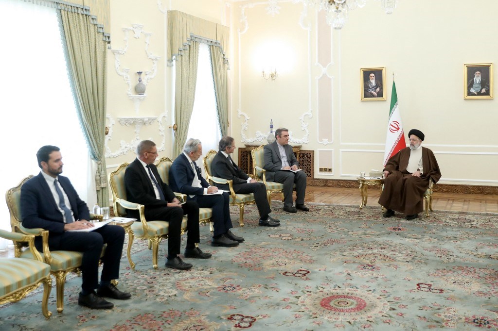 الرئيس الإيراني ابراهيم رئيسي مستقبلاً وفد الوكالة الدولية للطاقة الذرية برئاسة رفاييل غروسي (أ ف ب)