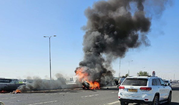 تحطمت الطائرة على مفرق للطرق شمال مدينة بئر السبع واشتعلت فيها النيران