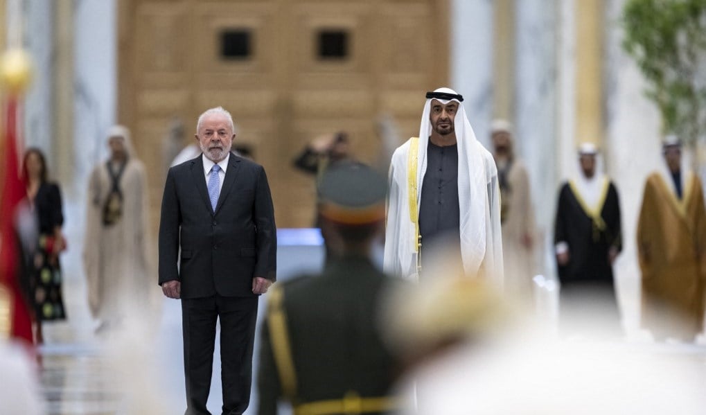 الرئيس الإماراتي يستقبل الرئيس البرازيلي في قصر الوطن في أبو ظبي 16 نيسان/أبريل 2023 (أ ف ب).