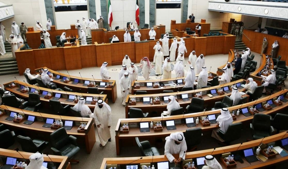 أمير الكويت يحلّ مجلس الأمة ويدعو لتنظيم انتخابات جديدة