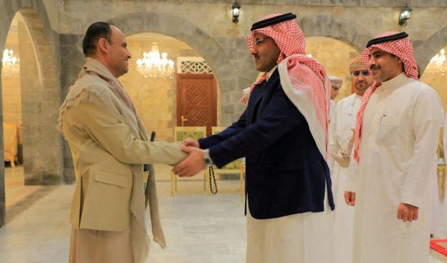 السفير السعودي لدى اليمن محمد آل جابر خلال لقائه رئيس المجلس السياسي الأعلى مهدي المشاط