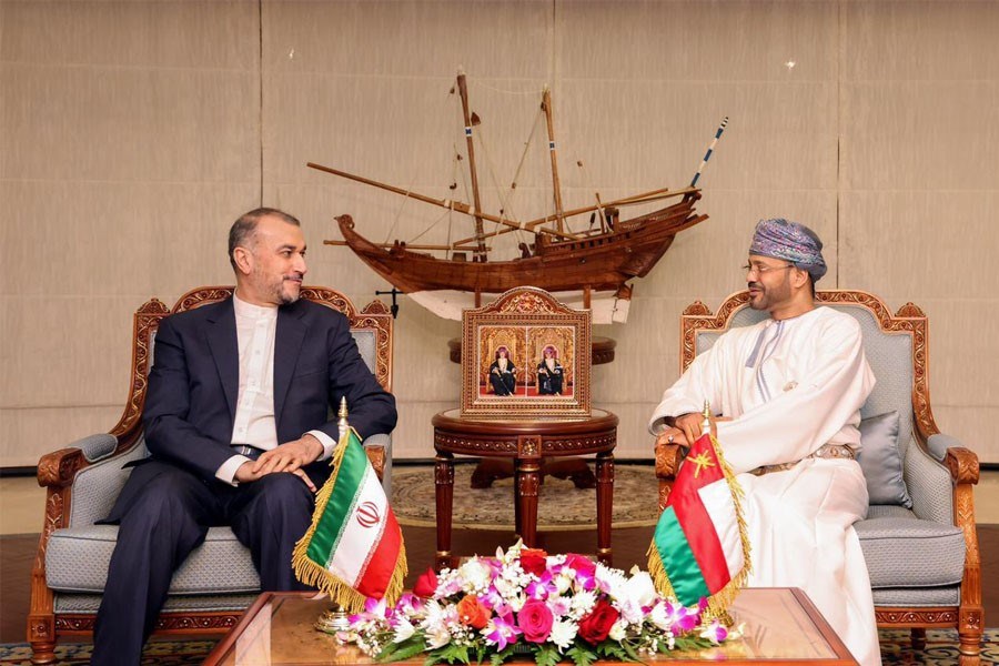وزير الخارجية العماني السيد بدر بن حمد بن حمود البوسعيدي مستقبلاً نظيره الإيراني حسين أمير عبد اللهيان