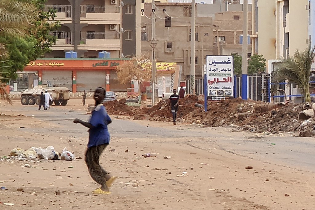 ناقلة أفراد مسلحة تابعة للجيش السوداني تقف بالقرب من خندق في الخرطوم