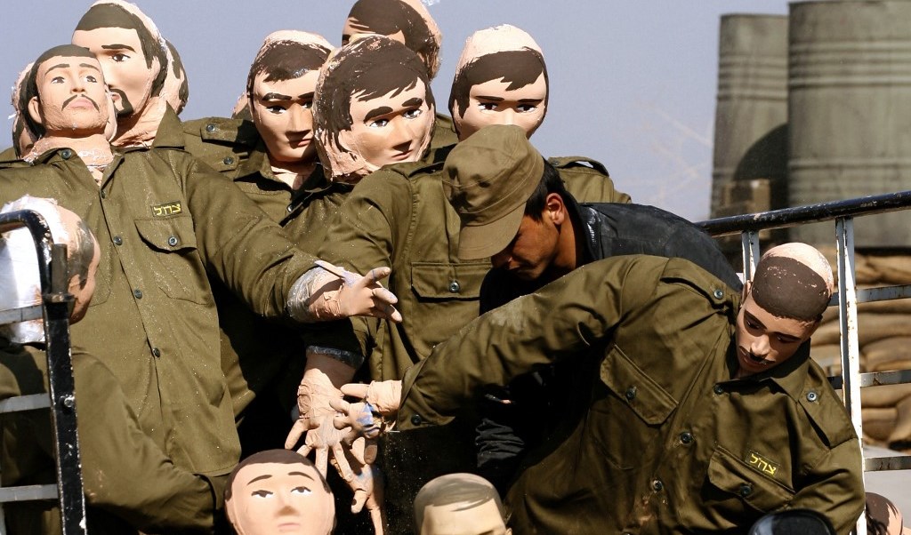 دمى تصور جنود إسرائيليين (أرشيف).