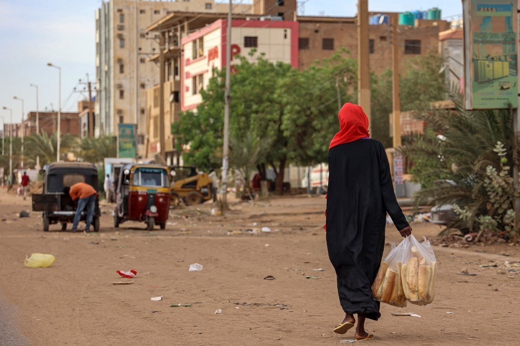 منذ صبيحة اندلاع المواجهات العسكرية توقفت عمليات الإمداد للأسواق بالسلع المختلفة