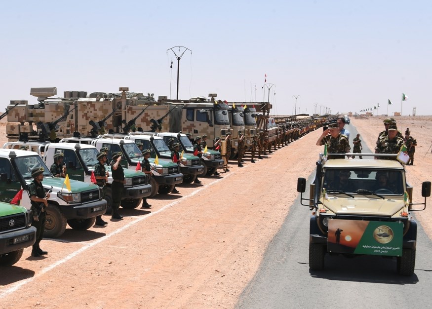 الجيش الجزائري يجري تمرينا عسكريا بالذخيرة الحية