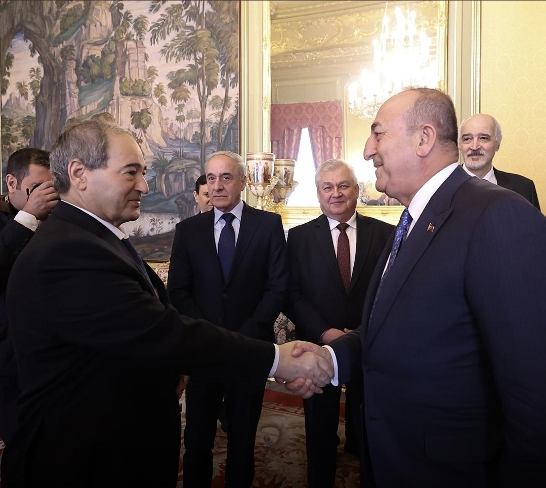  وزير الخارجية التركي مولود جاويش أوغلو يصافح نظيره السوري فيصل المقداد في موسكو