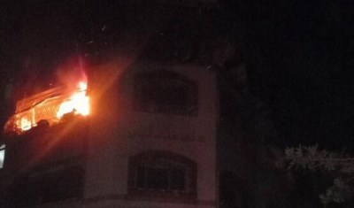 اشتعال النيران في منزل الشهيد بهاء أبو العطا في غزة من جرّاء غارات للاحتلال
