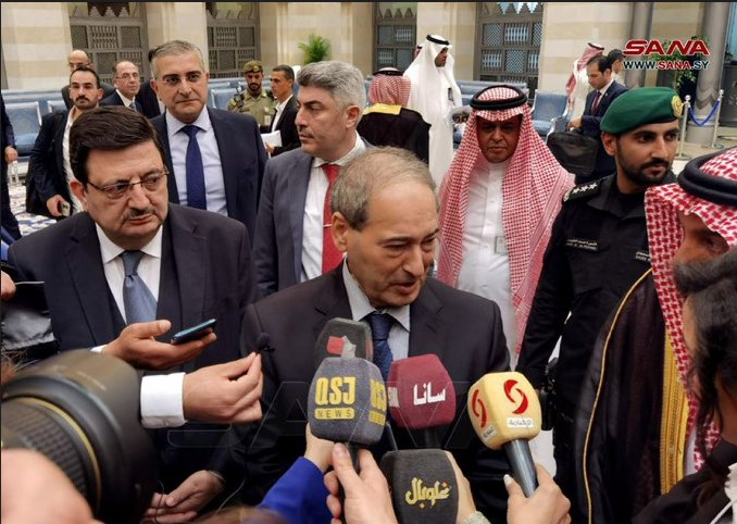 وزير الخارجية السوري فيصل المقداد لدى وصوله إلى مطار جدة بالسعودية