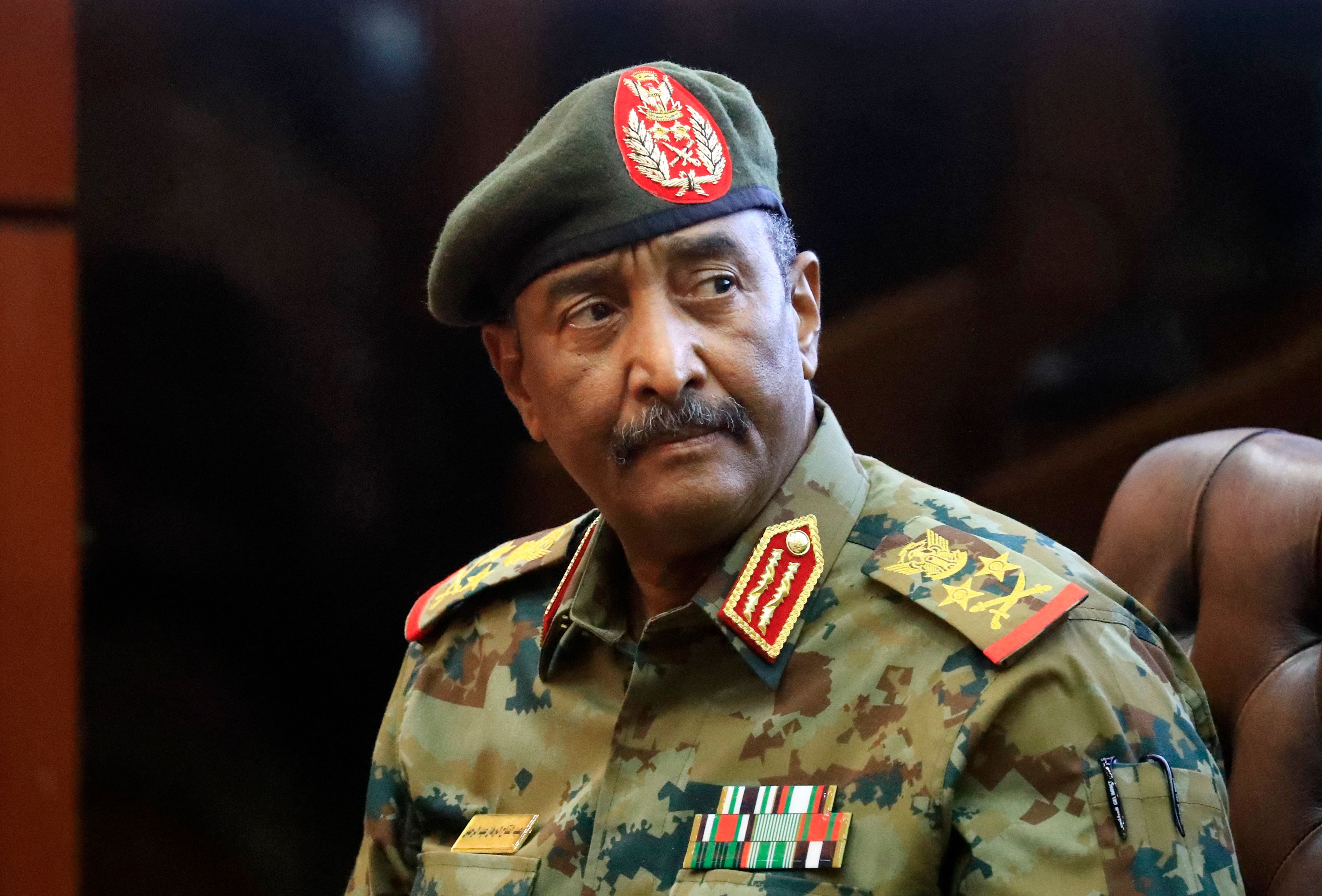 السودان: البرهان يعفي مدير عام الشرطة.. وحميدتي ينفي شائعات مقتله