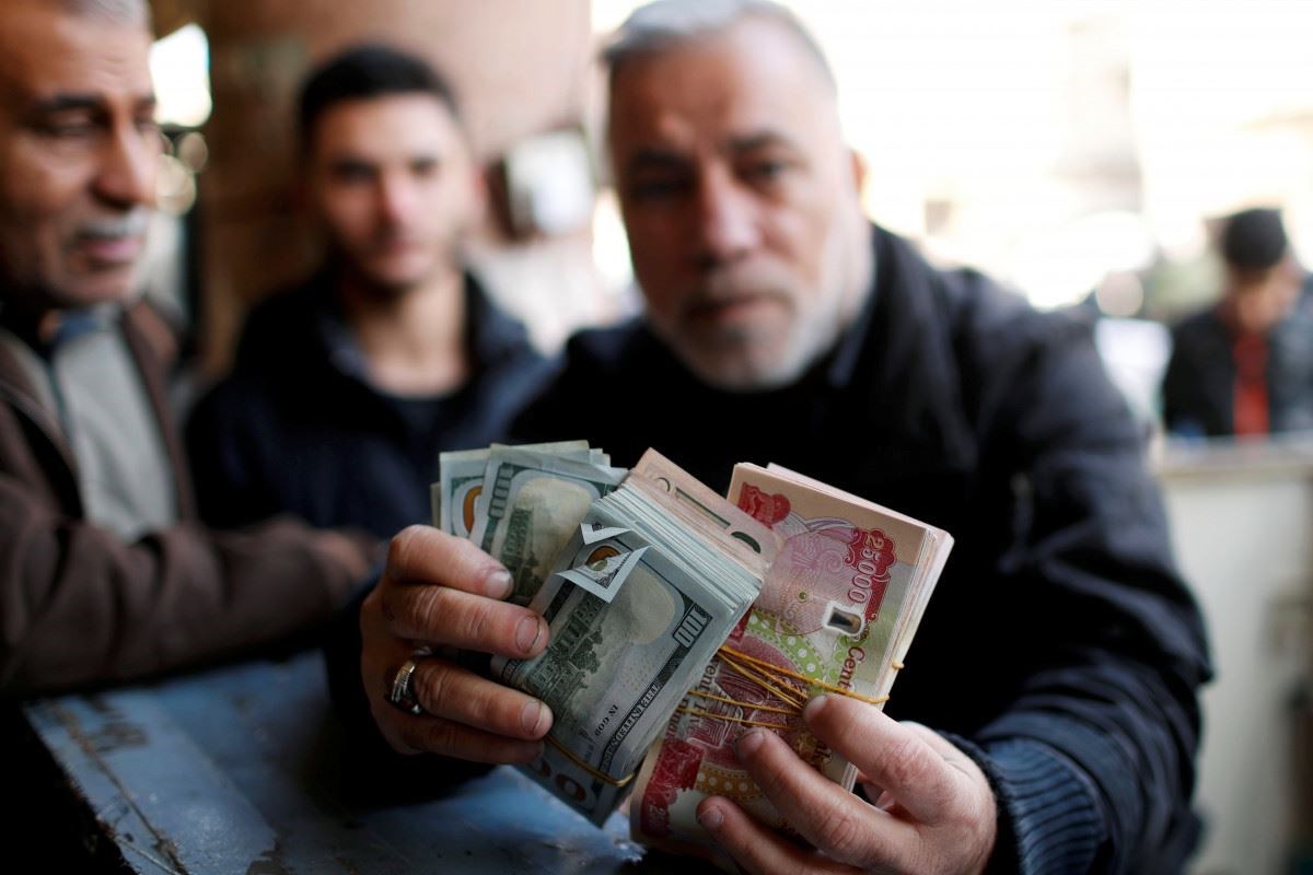 العراق يفرض حظراً على التعاملات بالدولار الأميركي