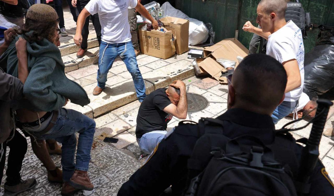 مستوطنون يعتدون على شاب فلسطيني من مدينة القدس المحتلة قبيل مسيرة الأعلام (أرشيف)