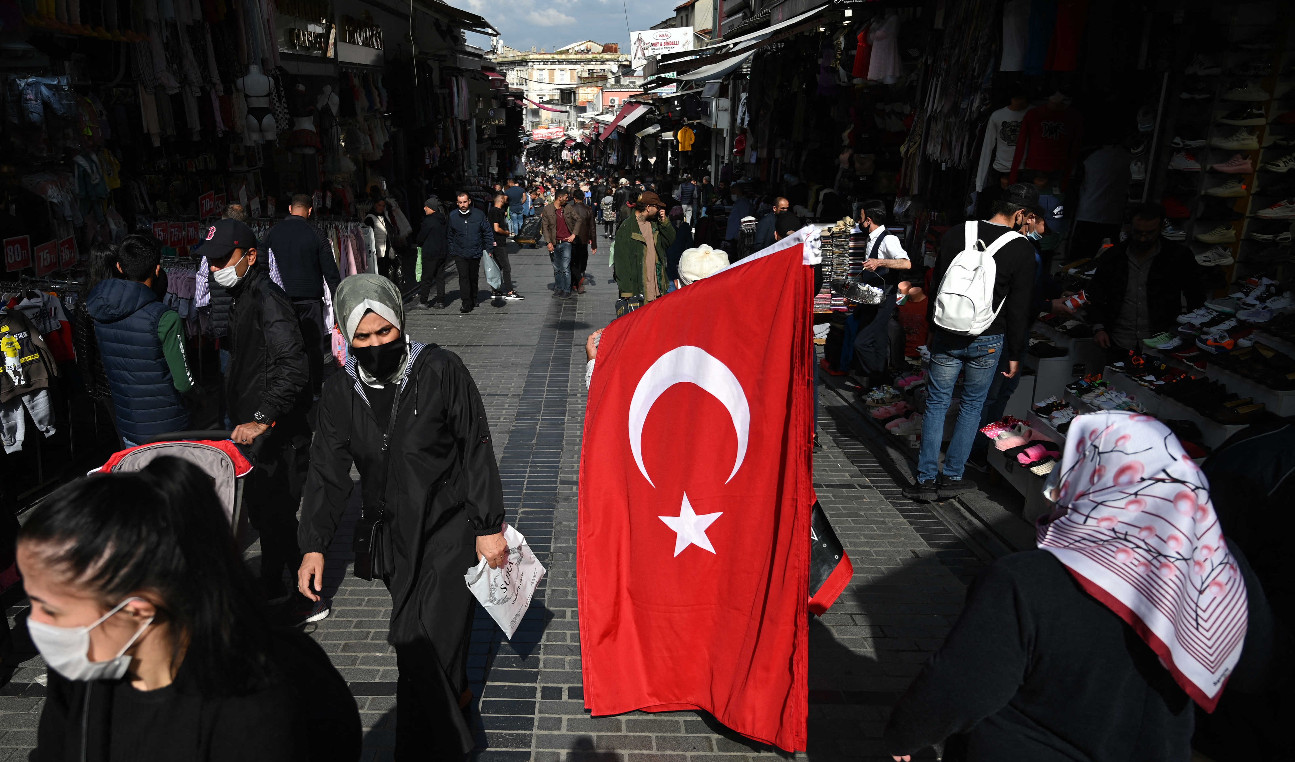 تركيا: الليرة تهوي أمام الدولار بعد تفوق إردوغان في الانتخابات