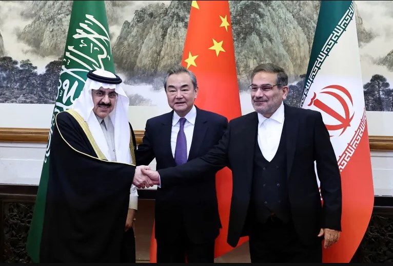 الرئيس الصيني مع الأمين العام للمجلس الأعلى للأمن القومي الإيراني ومستشار الأمن القومي السعودي