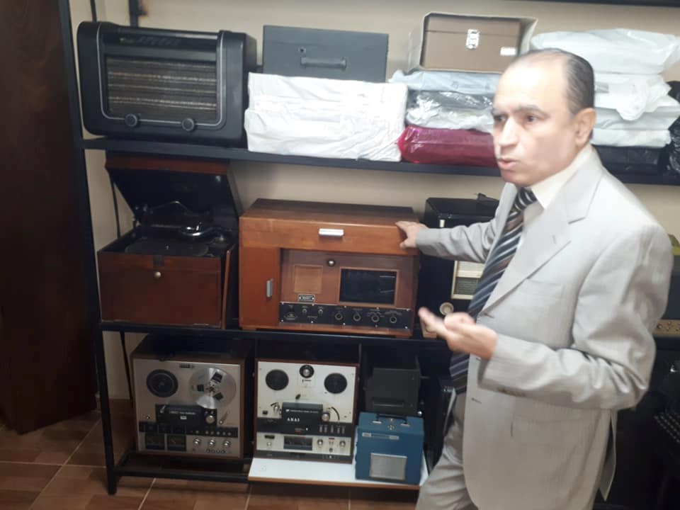  الراحل خويص في مكتبته 