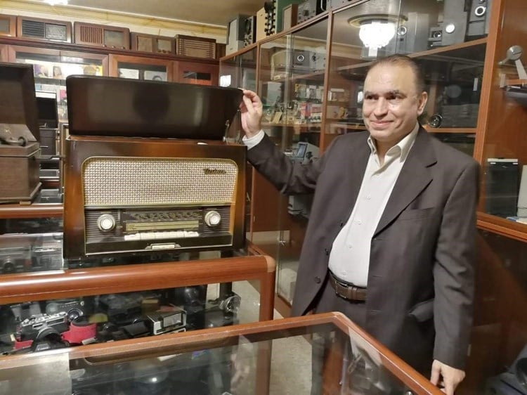 الراحل خويص في مكتبته 