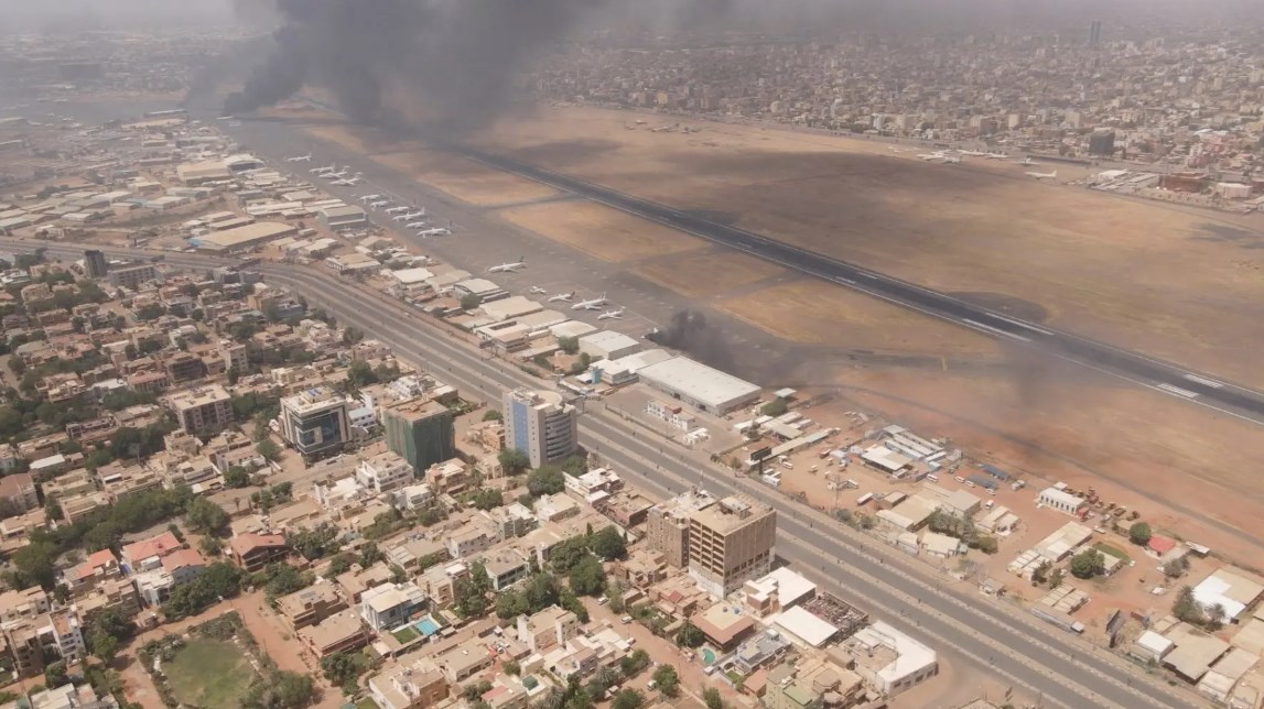 تصاعد الدخان نتيجة الاستباكات في السودان