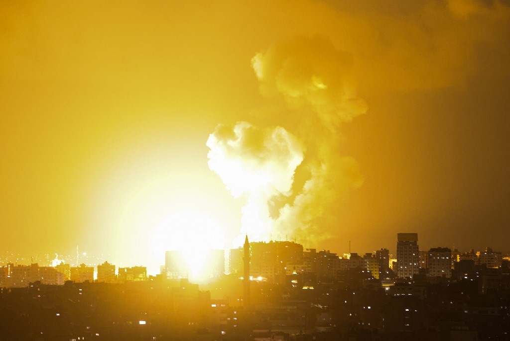 صورة لقصف إسرائيلي استهدف موقعاً غربي مدينة غزة، الثلاثاء.