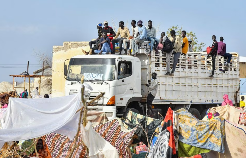 صورة متداولة لنازحين سودانيين فارين من مناطق القتال يصلون إلى نقاط تجميع للاجئين على الحدود. 