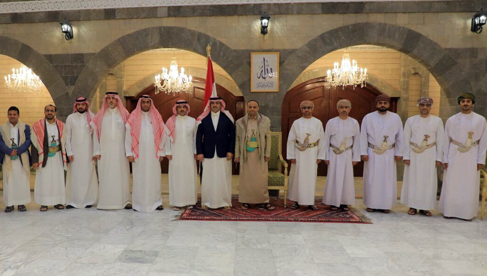 رئيس المجلس السياسي الأعلى في اليمن، مهدي المَشّاط، يتوسط الوفدين السعودي والعماني في صنعاء، منتصف نيسان/أبريل الماضي.