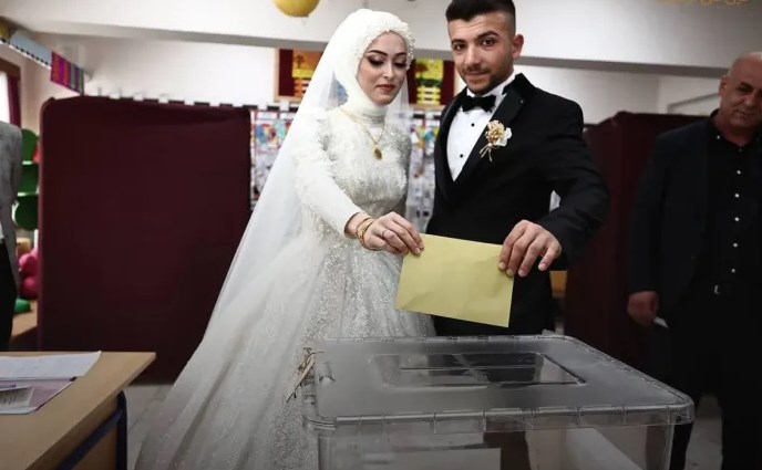 عروسان يدليان بصوتيهما في الانتخابات الرئاسية التركية