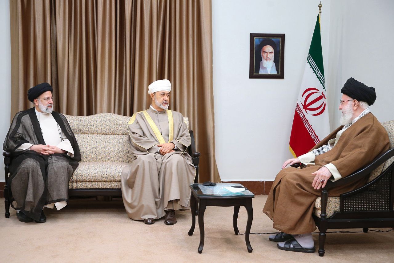 السيد خامنئي والرئيس الإيراني إبراهيم رئيسي يستقبلان سلطان عمان هيثم بن طارق