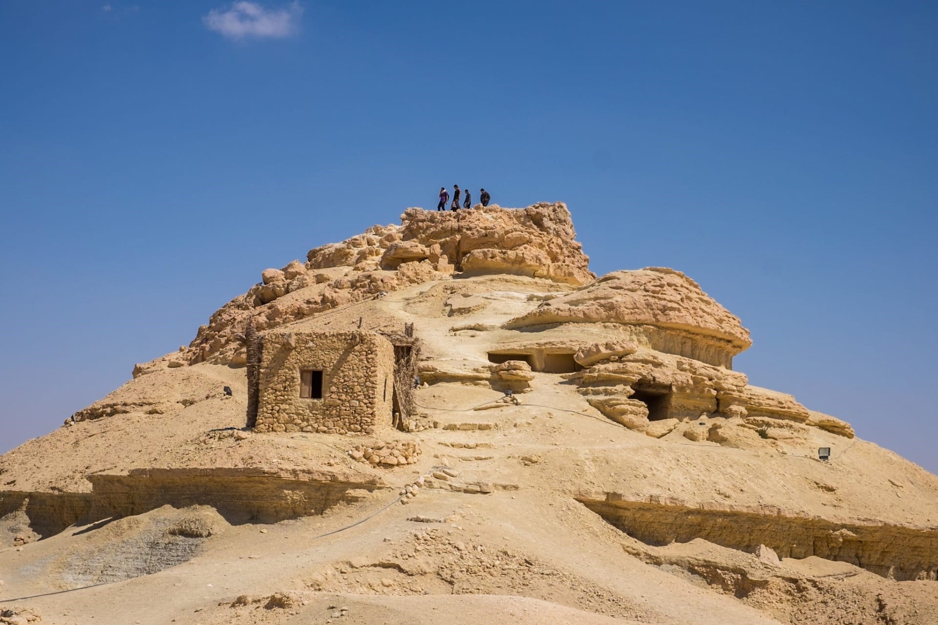 أثارت موجة غضب.. ما حقيقة هدم المقابر الأثرية من قبل وزارة الآثار المصرية؟