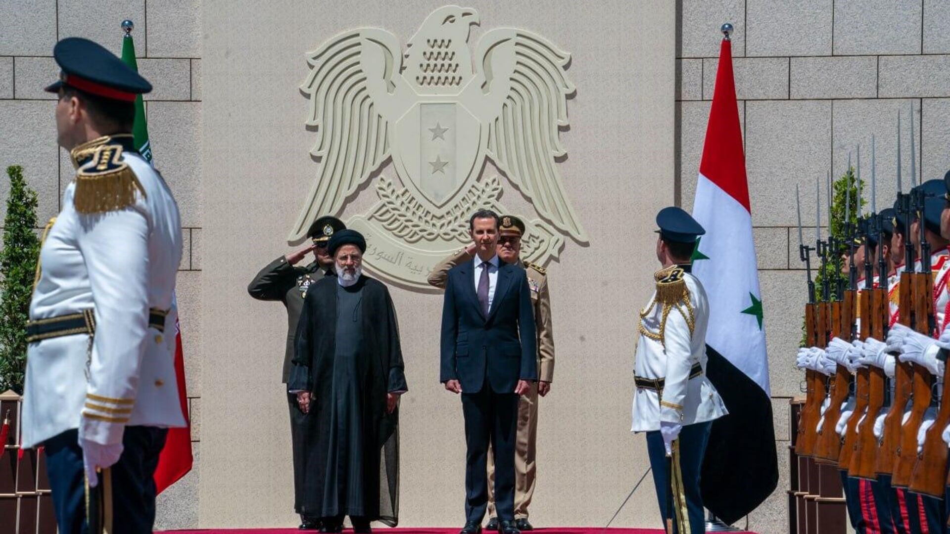الرئيس السوري بشار الأسد برفقة نظيره الإيراني إبراهيم رئيسي في سوريا