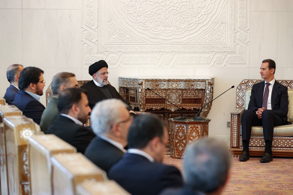 الأسد يجري جلسة مباحثات مع رئيسي قبيل مغادرته دمشق