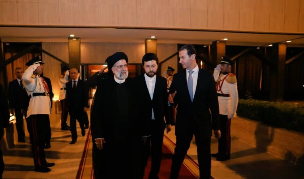 الرئيس السوري بشار الأسد خلال توديعه نظيره الإيراني إبراهيم رئيسي في مطار دمشق 