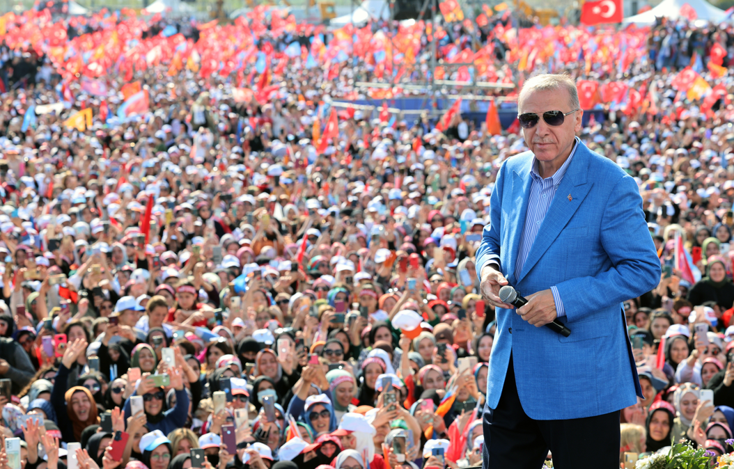 الرئيس التركي، رجب طيب إردوغان، أمام تجمع انتخابي كبير لمؤيديه في إسطنبول، اليوم الأحد.