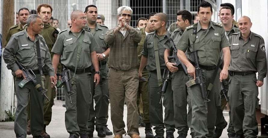 الأمين العام للجبهة الشعبية لتحرير فلسطين، الأسير أحمد سعدات، محاطاً بالجنود الإسرائيليين أثناء نقله.