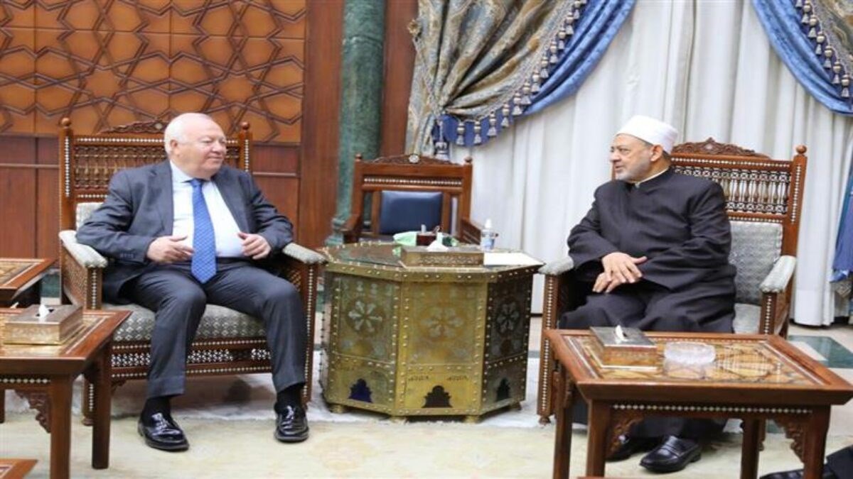 صورة من استقبال شيخ الأزهر، أحمد الطيب، الممثل السامي للأمم المتحدة لحوار الحضارات، ميغيل موراتينوس، اليوم في القاهرة.