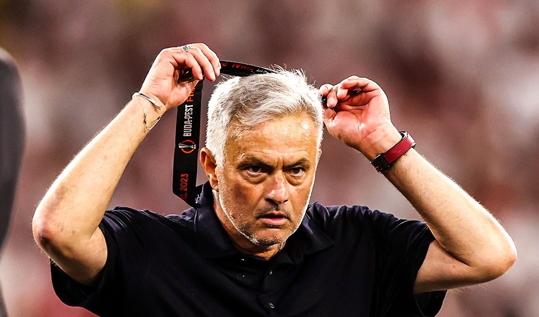 ماذا فعل مورينيو بميدالية الدوري الأوروبي؟