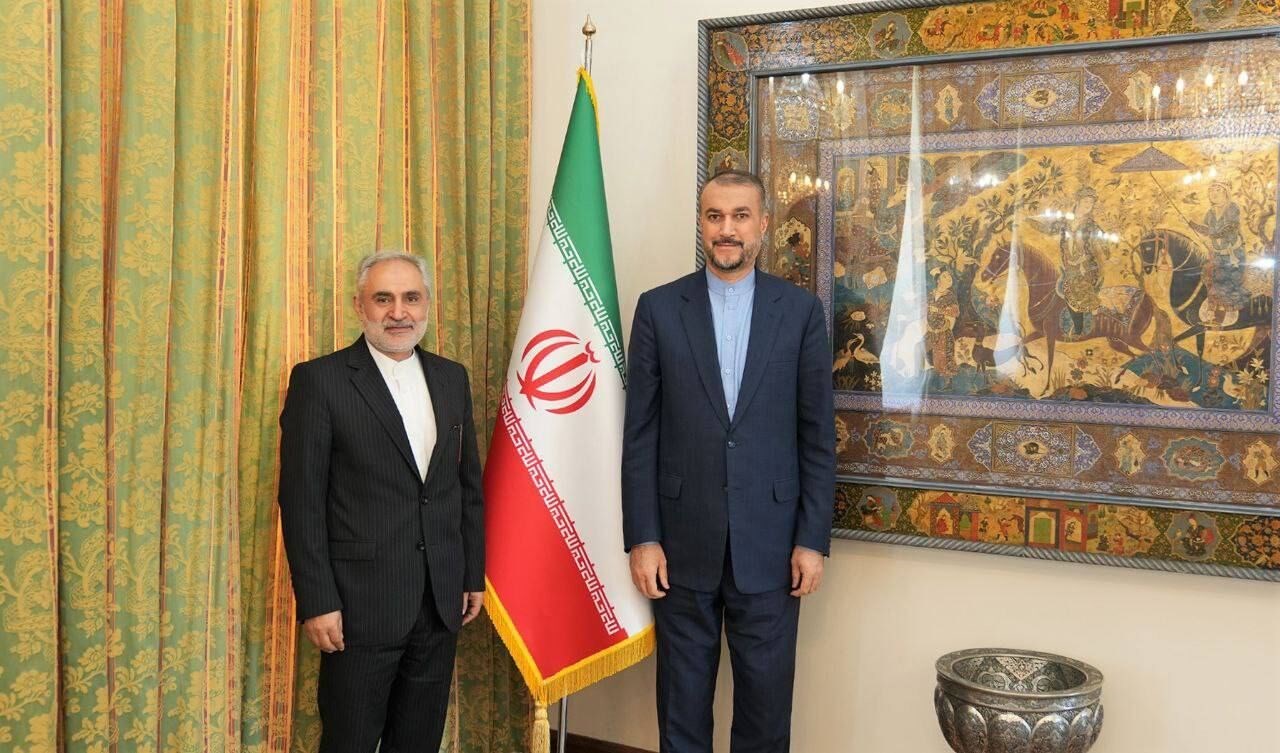وزير الخارجية الإيراني حسين أمير عبد اللهيان والقنصل العام الجديد الإيراني في شنغهاي علي محمدي