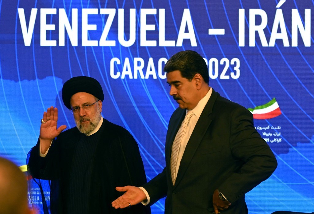 الرئيس الإيراني إبراهيم رئيسي ونظيره الفنزيولي نيكولاس مادورو