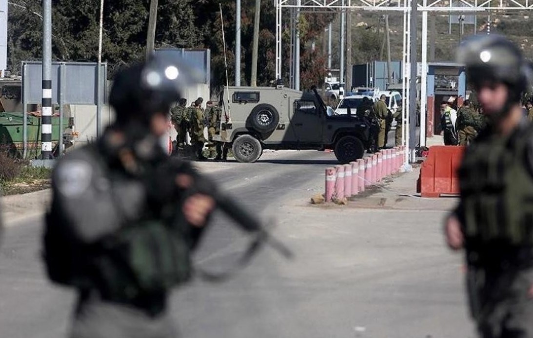 إعلام إسرائيلي: الفلسطيني أطلق النار من سيارته باتجاه سيارة إسرائيلية وأصاب 4 إسرائيليين