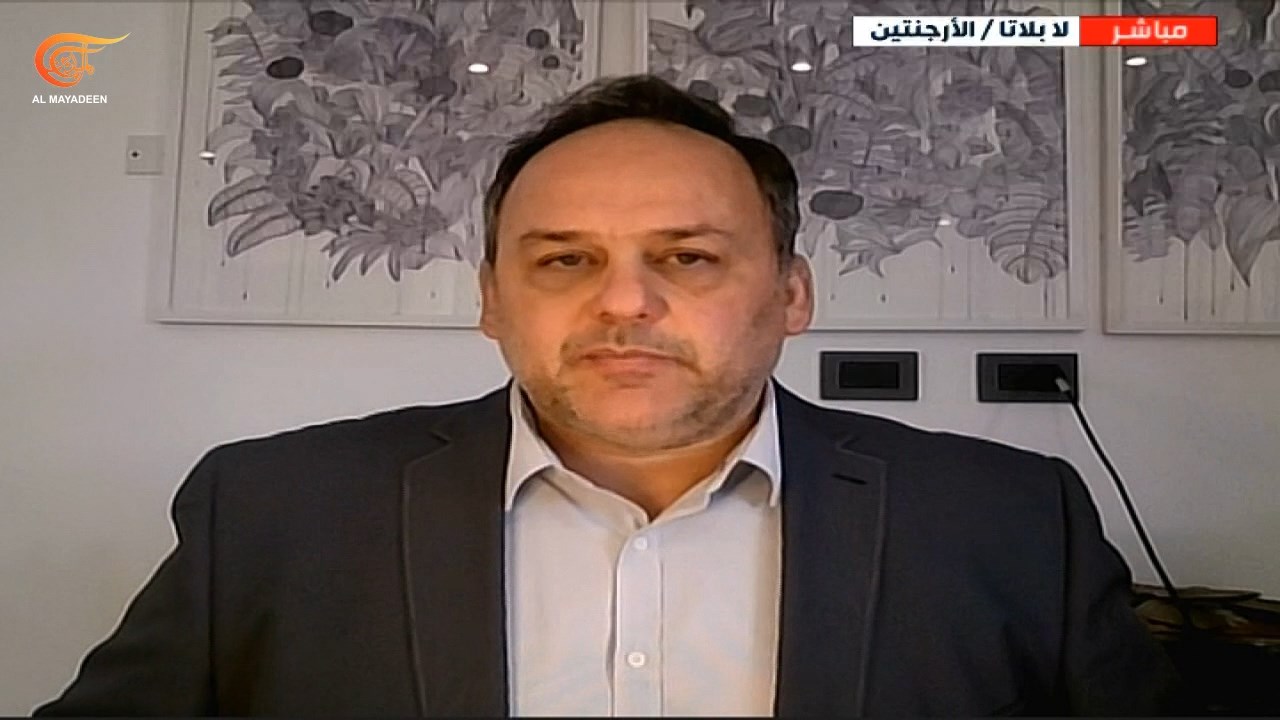 الأكاديمي والإعلامي الأرجنتيني، سبستيان سلغادو، أثناء حديثه على شاشة الميادين ضمن تغطية ذكرى انتصار تموز 2006.