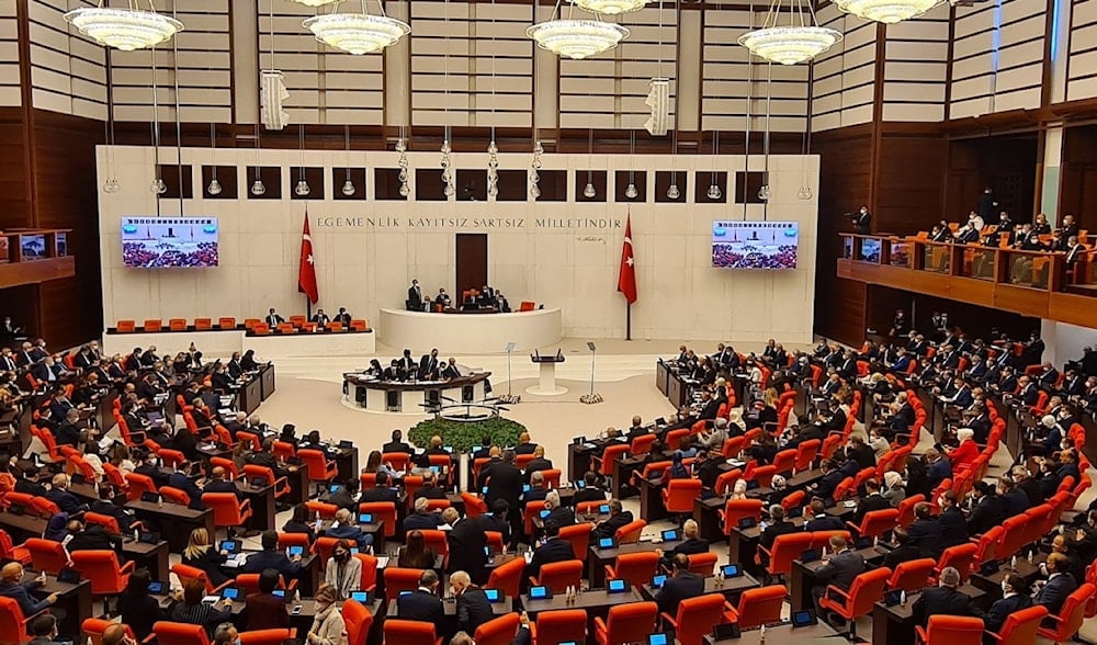 تركيا تبرّر تأخرها في المصادقة على القرار بالعطلة البرلمانية التي سيدخلها برلمان البلاد، والتي ستستمر لمدة شهرين.
