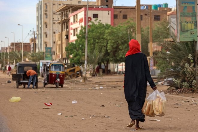 سكان الخرطوم يعانون من ظروف معيشية صعبة (أرشيف)