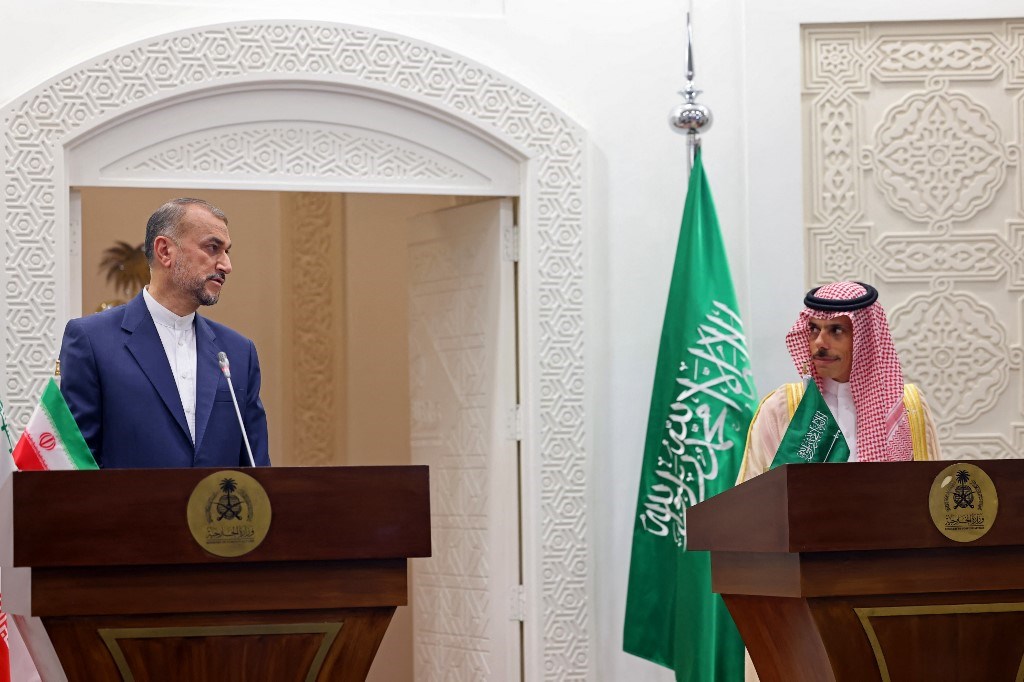 وزيرا الخارجية الإيراني حسين أمير عبد اللهيان والسعودي فيصل بن فرحان في مؤتمر صحافي مشترك في الرياض (أف ب)