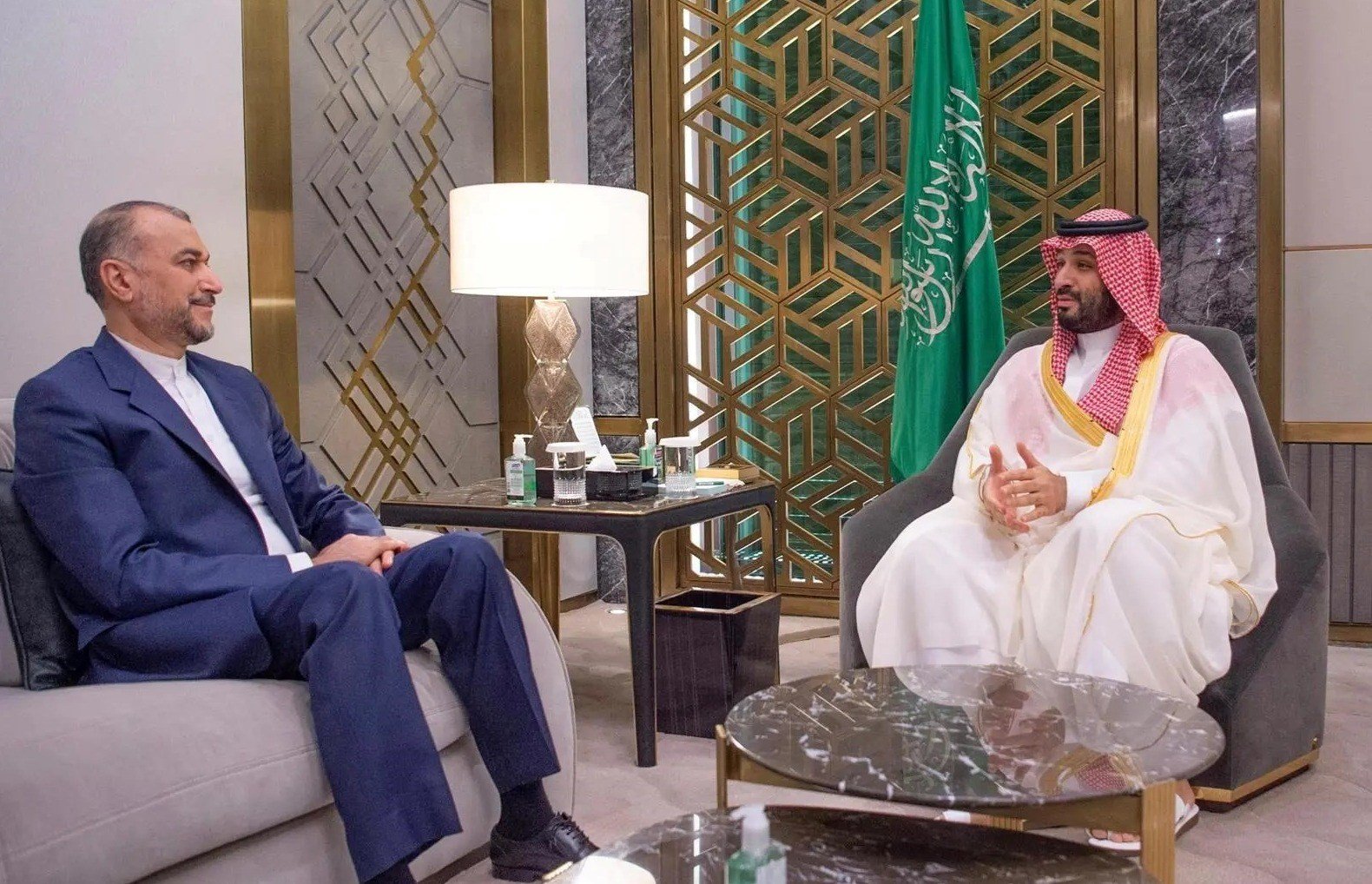 وزير الخارجية الإيراني وولي العهد السعودي خلال لقائهما في جدة (وكالة الأنباء السعودية)