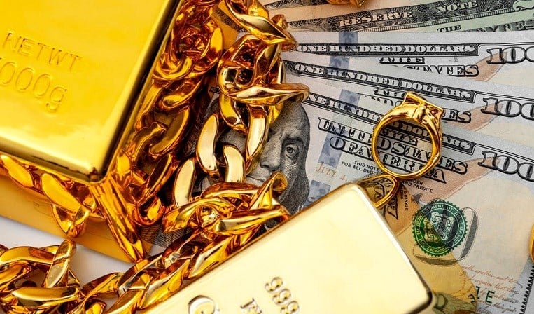 الذهب يرتفع بعد تراجع الدولار وعائدات سندات الخزانة إثر قرار فيتش