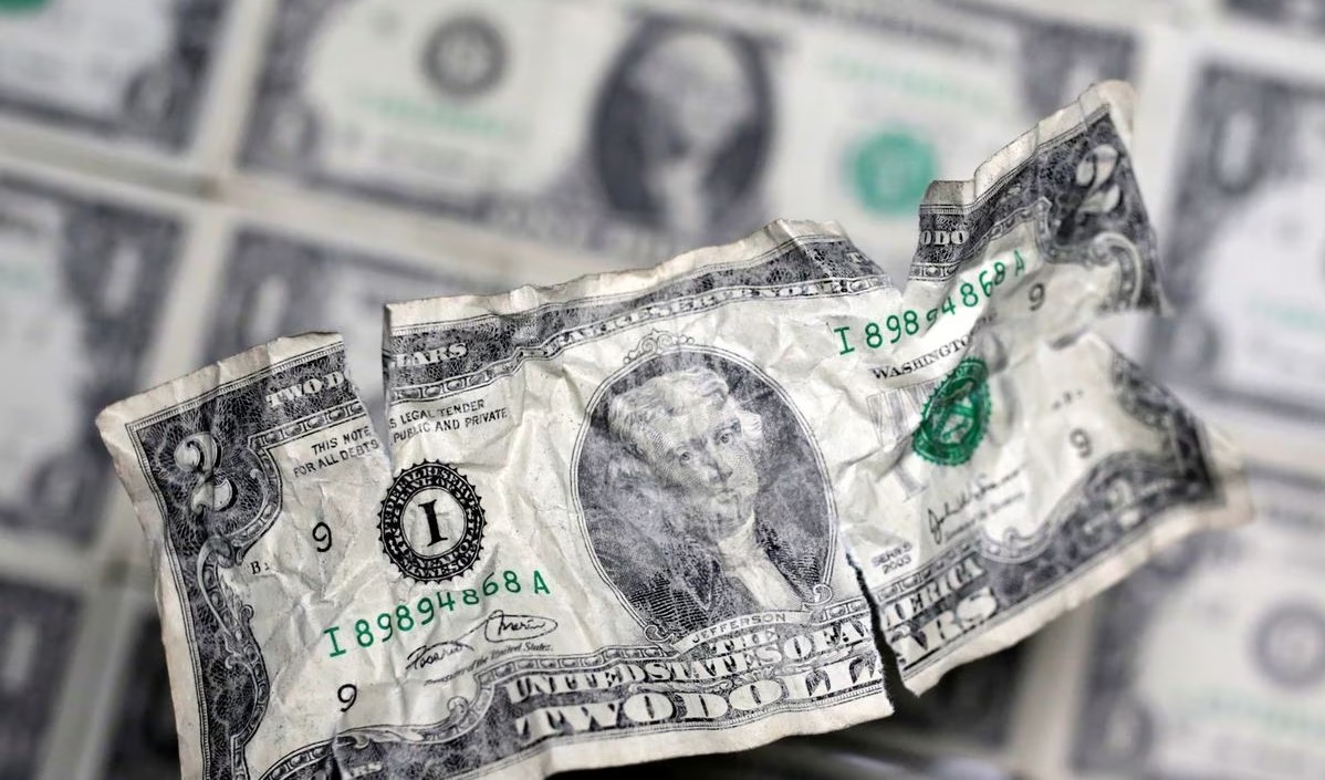 الدولار يتراجع بعد تخفيض التصنيف الائتماني للولايات المتحدة