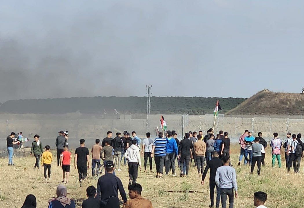 إصابة فلسطينيان جراء اعتداء الاحتلال على محتشدين عند الجدار الفاصل في مخيم العودة